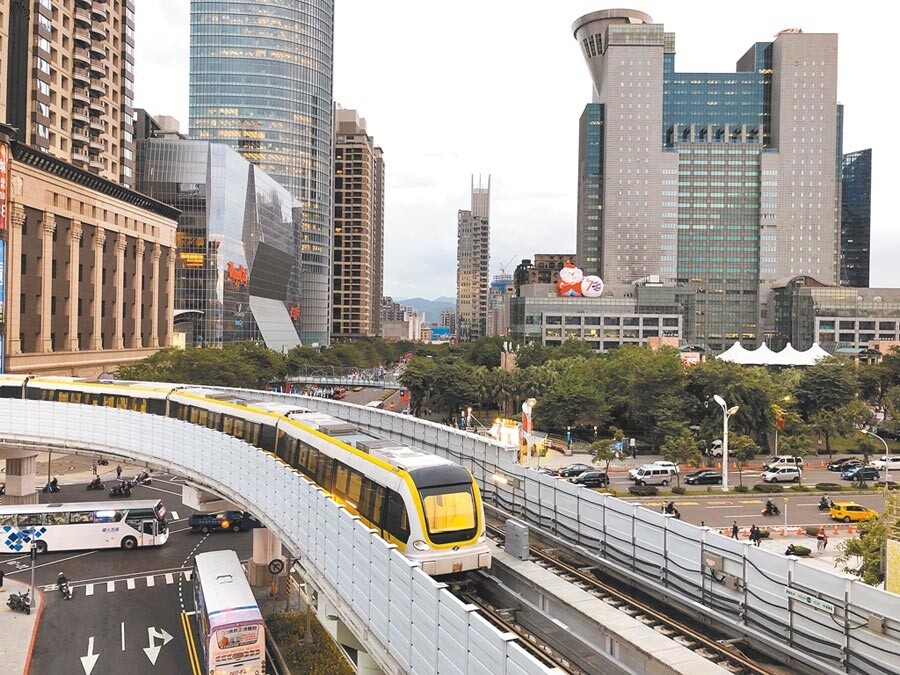 新北市環狀線捷運高架13個站體共裝設25台水冷扇,改善月台悶熱情況,營運至今,平均單日運量可達4萬人次以上。(新北市捷運工程局提供)