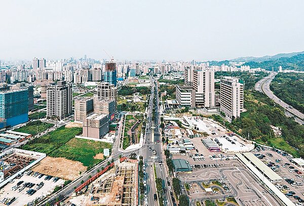 新北市土城區近年發展快速,城鄉局大力推動都更,規畫設立行政機關專區方便民眾洽公。圖/城鄉局提供