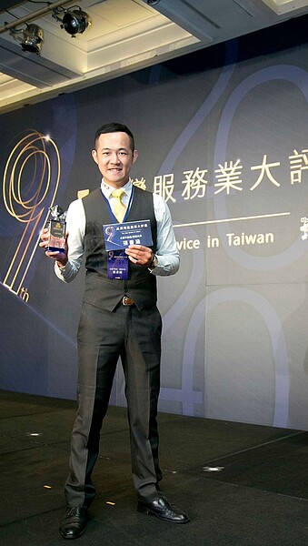 永慶不動產經紀人張書涵在今(2020)年《臺灣服務業大評鑑》中,獲得「服務尖兵」榮耀獎項。圖/張書涵提供