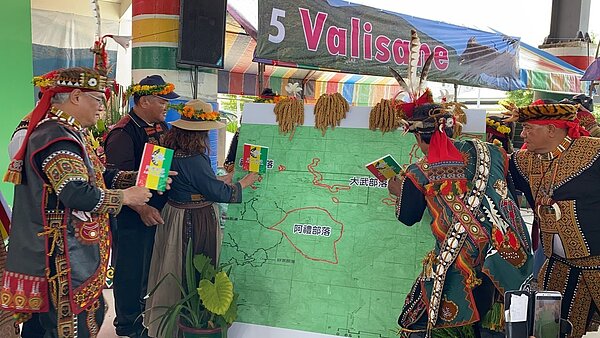 屏東縣霧臺鄉阿禮、大武與神山部落的傳統領袖們,在地圖上插上旗子,象徵著部落劃定公告為自然人為生態景觀區。記者劉星君/攝影
