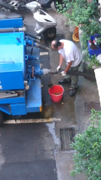 台北市環保局接獲民眾檢舉,查獲一家水肥業者在於北市萬華區國興路一處住宅區違法傾倒水肥,開罰6萬元。圖/北市環保局提供