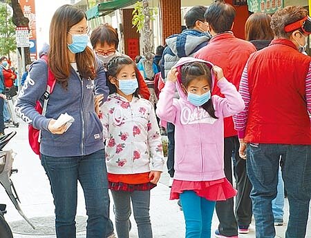 馬來西亞衛生部公布,昨日新增20名新冠肺炎個案,其中一名為自台灣返馬的馬來西亞人。圖為過去疫情緊張之際,民眾上街都佩戴口罩。(本報資料照片)