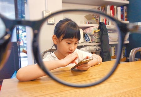 國健署公布最新國內學童視力調查，發現我國一年級學童近視率接近2成，平均每5個小一生就有1個近視。（本報資料照片）