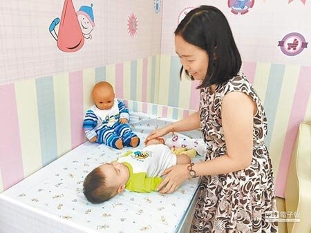 生育改革行動連盟秘書長陳玫儀指出，有哺乳媽媽至哺乳室時，發現有民眾在內睡覺，且有的哺乳室地點偏僻，使用上非常不便。