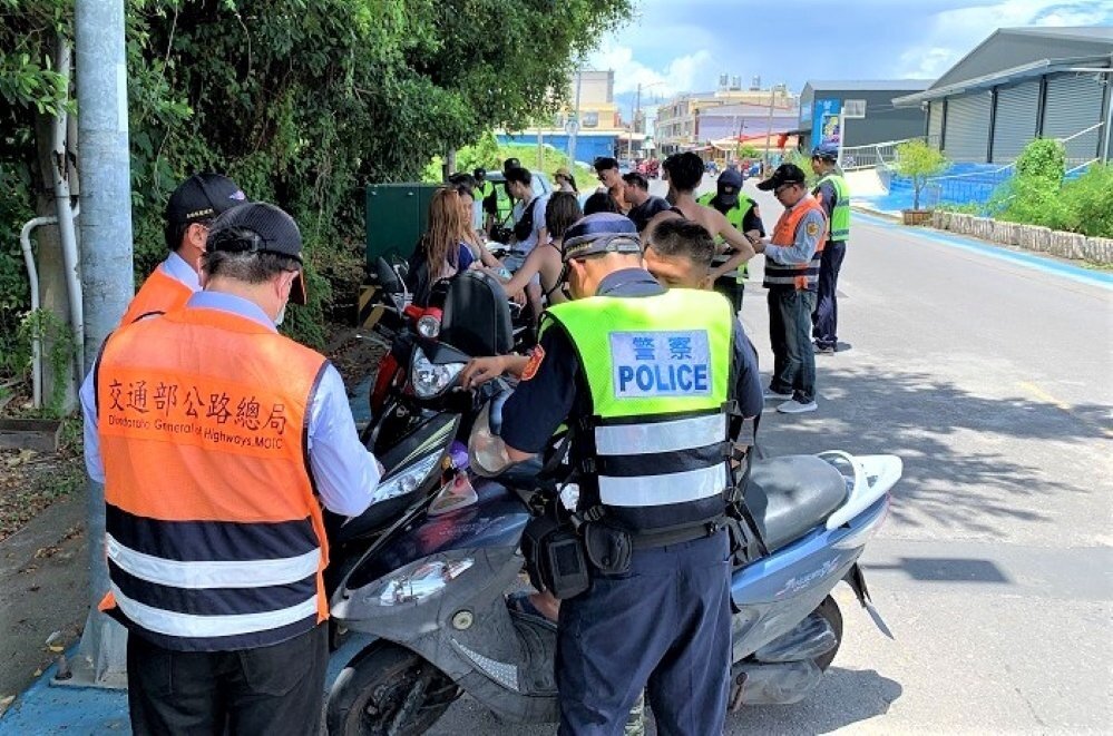 屏東東港警方暑假在小琉球強力取締違規駕駛者。記者潘欣中/翻攝