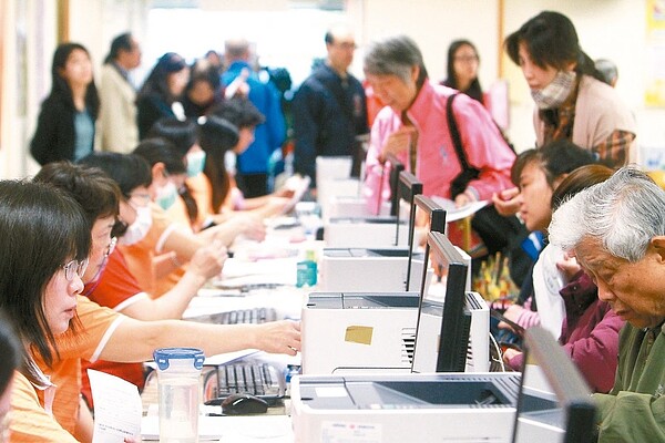 財政部公告每人基本生活費用,109年度的每人基本生活費為18.2萬元,明年申報綜合所得稅時適用,比108年度多7,000元。 本報系資料庫