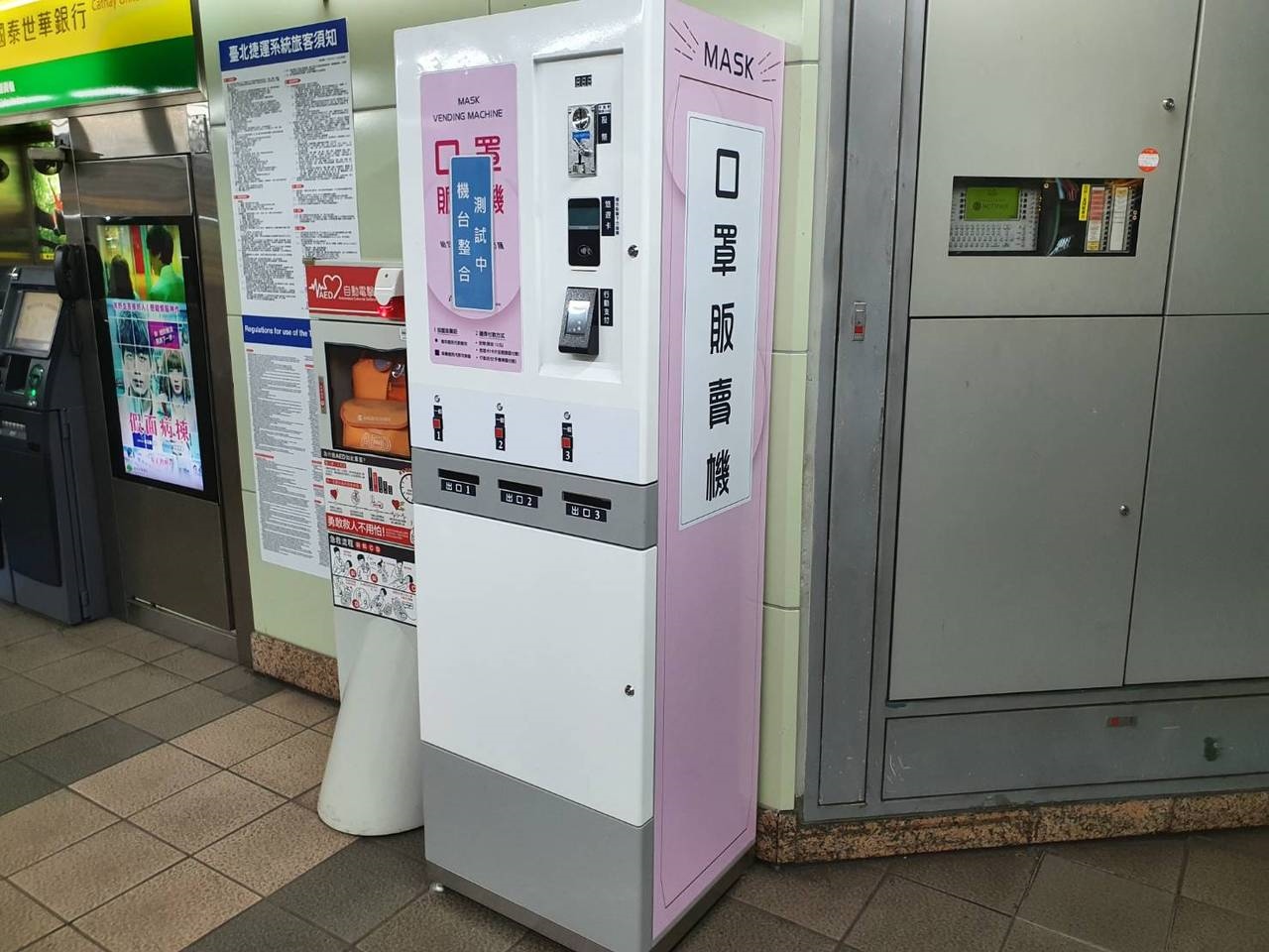 北捷今天起在台北車站等6站，增設口罩自動販賣機。記者楊正海／攝影