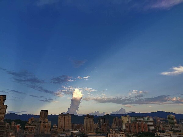 台北天空出現「垂直積雲」。 圖／讀者提供