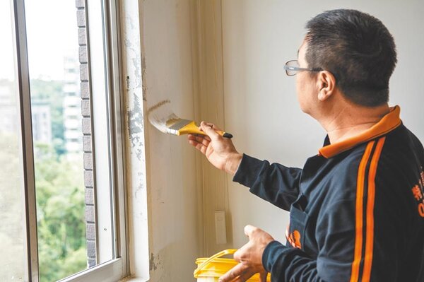 颱風來臨前，應先檢查屋頂、牆面及窗框縫隙，若有裂痕或漏水，可先利用防水噴劑、塗料先作緊急應變。（特力屋提供）