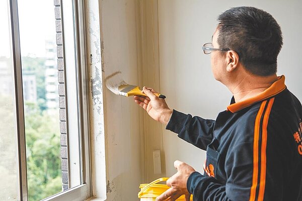 颱風來臨前,應先檢查屋頂、牆面及窗框縫隙,若有裂痕或漏水,可先利用防水噴劑、塗料先作緊急應變。(特力屋提供)