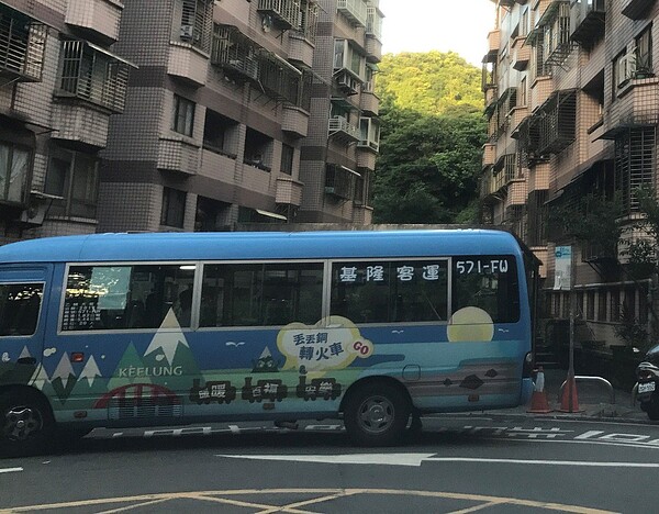 基隆R線公車連年虧損將停駛或減班，引起議員關注，市長林右昌承諾會努力撐住。圖／議員林旻勳提供