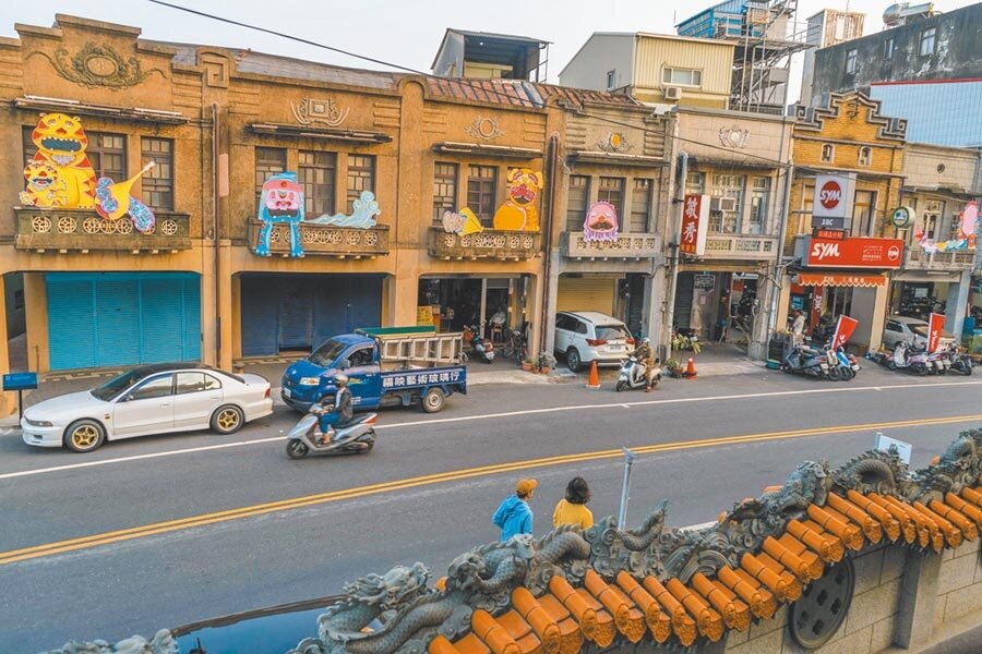 台南鹽水街區立面整修,恢復小鎮的復古氛圍,文化局配合燈節推出月之美術館計畫,更融入藝術創作,成為遊客拍照打卡熱點。(台南市文化局提供)