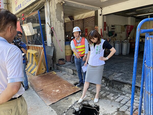 新北市議員張維倩昨天邀相關單位會勘捷運萬大線工程附近人行道破洞，請捷運局與區公所協助改善，並清查施工範圍的地上物結構安全，補強破損路基。圖／張維倩辦公室提供