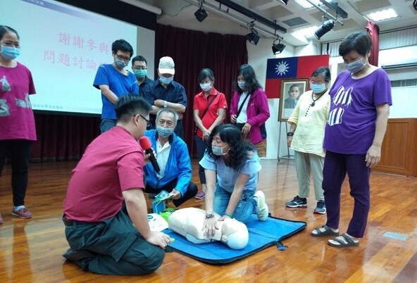 講習中的CPR操作演練。圖／土城區公所提供