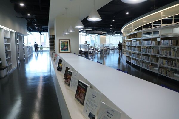 歷經九個月封館整修，新北市立圖書館新店分館於15日重新開幕。圖／新北市政府提供