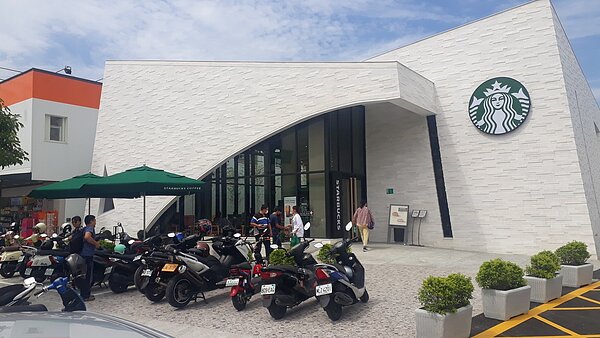 台南面積最大星巴克新市門市,開幕促銷高朋滿座現人潮。記者周宗禎/攝影