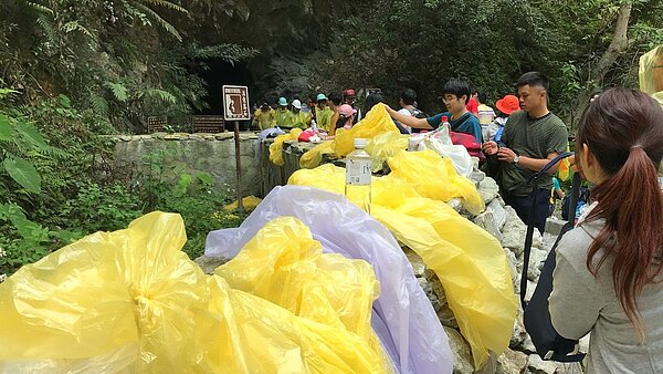 部分造訪水簾洞的遊客,會將雨衣放在入口處,讓後來的人使用,雖是善意,卻已造成髒亂問題。圖/報系資料照片