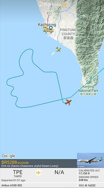 長榮機長在天空畫「讚」。圖／翻攝自網路