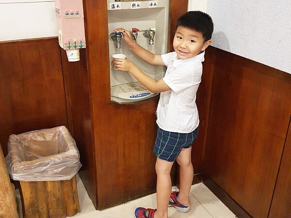 綠島推動飲用水共享平台,鼓勵遊客自備環保杯取水減塑,台東縣環保局表示,政策推動4個月來,自備環保杯取水遊客提升2成。記者羅紹平/翻攝