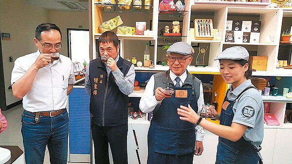 苗栗縣政府14日在工商發展投資策進會開設工商咖啡館,宣示加強招商及服務。記者胡蓬生/攝影
