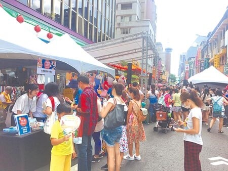 台北市重南書街促進會15日舉辦「封街悅讀趴」活動，現場吸引不少親子共同參與。（賴彥竹攝）