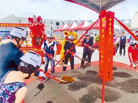 和和機械雷射研發基地15日動土，南投縣長林明溱（左三）期許優先聘用南投子弟。（廖志晃攝）