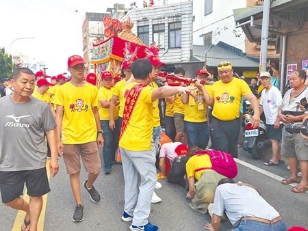 宜蘭縣去年主辦「2019北台灣媽祖文化節」，許多虔誠的信眾在媽祖繞境時紛紛跪趴在地上等待「鑽轎底」。（中時資料照）