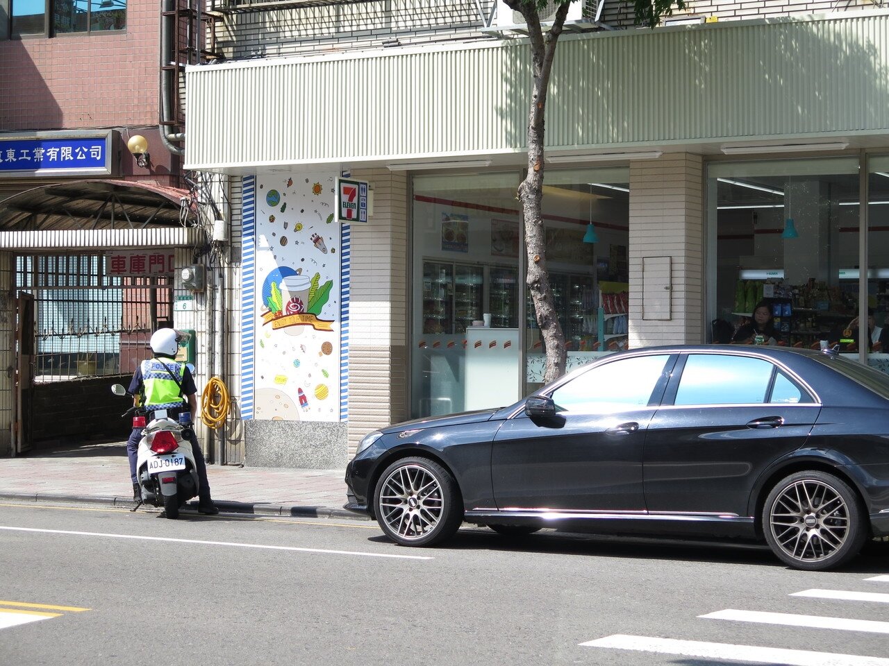 桃園警方7月起在桃園區13個重點路段執行「路暢專案」,龍安街店家抱怨警方執勤不近人情,「車子停放黃線沒多久,就開始鳴笛驅趕」。記者張裕珍/攝影