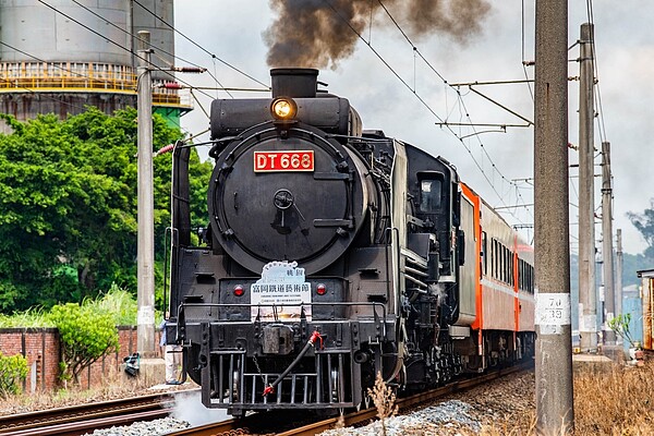 有90年歷史的蒸汽火車DT668駛近富岡車站，讓現場鐵道迷一賭風采，情緒都嗨翻搶著拍照留念。圖／桃園市政府提供