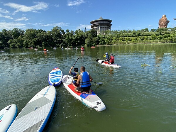 峨嵋湖推出新水域活動，讓民眾能夠邊賞湖面風光，更能大玩時下流行的SUP。圖／新竹縣政府提供