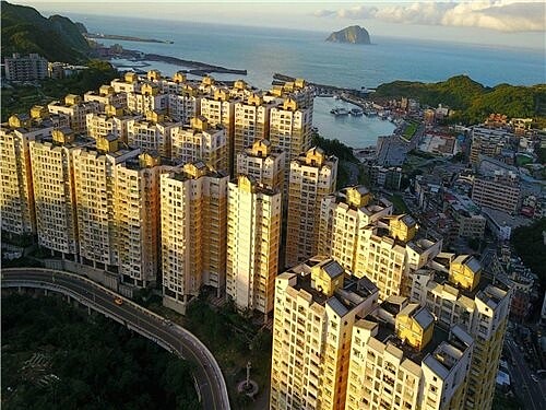 基隆知名社區「山海觀」戶數為全台第二多,曾榮獲優良公寓大廈殊榮,但負面消息也層出不窮,評論十分兩極。圖/取自實價登錄比價王