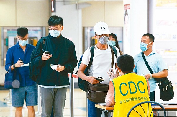 新冠肺炎疫情嚴峻,防疫專家建議對所有入境者全面普篩。