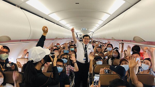 星宇航空董事長張國煒現身機艙向旅客打招呼。圖/星宇航空提供