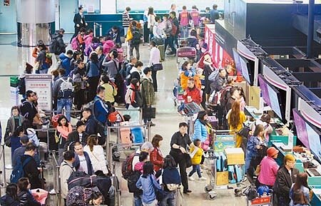 今年觀光發展基金原預估可收67.1億,但受疫情影響,邊境管制,出國旅客銳減,至7月底只收到8.9億元。(本報資料照片)