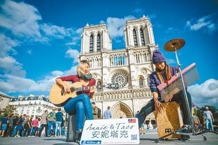 台中市演唱雙人組合「安妮塔克」，安妮（左）與塔克在防疫期間大多在家做直播累積人氣。照片李欣穎攝