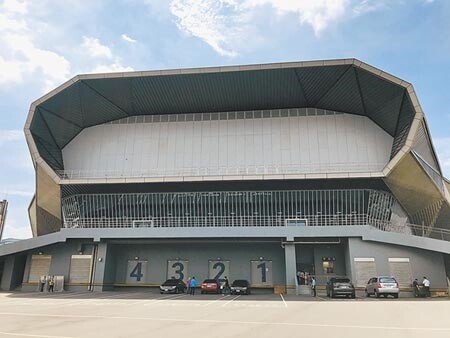 北市議員林亮君質疑，北流並未緊鄰捷運站，都審的交通評估竟估計觀眾搭乘大眾運輸的比率約90％，停車格短少，恐交通癱瘓。（張穎齊攝）