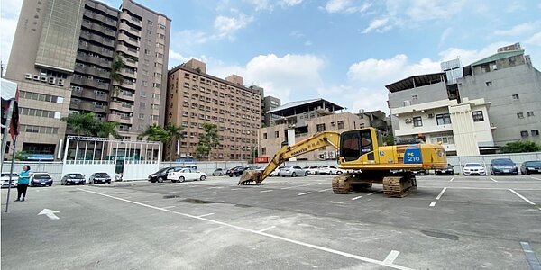 部分銀行爭取銀行法第72條之2的空間，把有限空間保留給土建融業務。圖為桃園區首件動工的都更案「東門停車場」。中時報系資料照