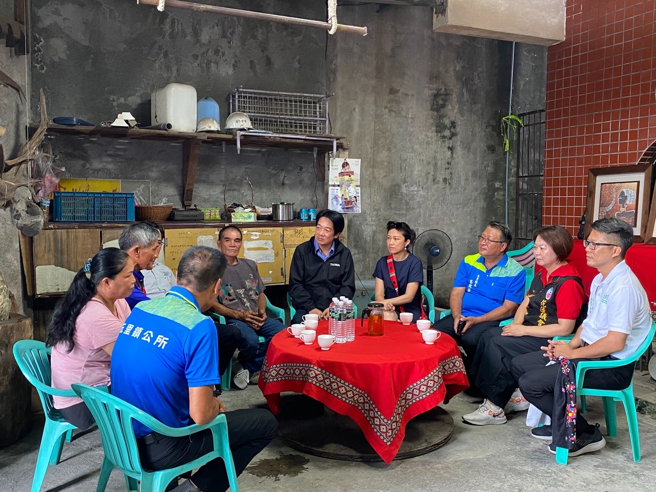 副總統賴清德（右5）和總統府發言人Kolas（右4）昨到花蓮高寮部落居民家中，坐下來喝茶聊天。記者王思慧／攝影