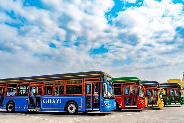 嘉義市今年藍天日數截至7月底已達185日,為歷年同期最佳,也持續推動電動公車。圖/環保局提供