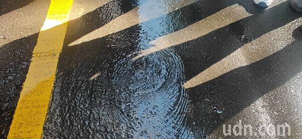 中市西屯區大隆路一處社區門口漏水10幾天,居民擔心。圖/黃馨慧提供