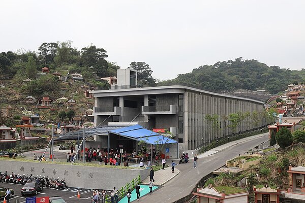 樹林生命紀念館第一期就今年可提供2萬5000的櫃位規畫量,第二期預計明年7月完工。圖/新北民政局提供