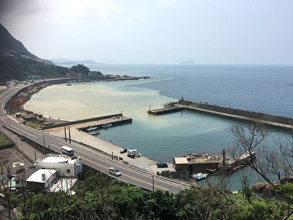 半碧藍半金黃的漸層海洋,自然奇景水湳洞陰陽海。圖/新北市府提供