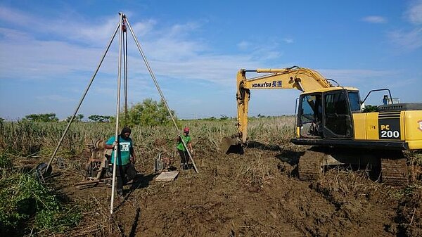 台南市政府計畫在已遷葬之學甲第六公墓設立動物保護敎育園區，目前正在進行鑽探工作。圖／台南市政府提供