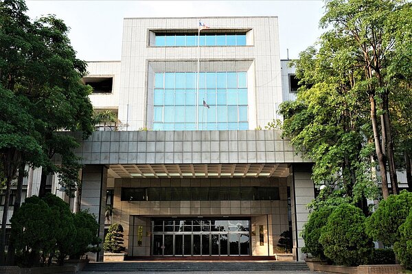 高雄李姓婦人前年起涉在社區大廈3至5樓的樓梯間等處推雜物,高雄高分院認定完全阻塞逃生,依公共危險罪判3月徒刑、得易科罰金定讞。聯合報系資料照