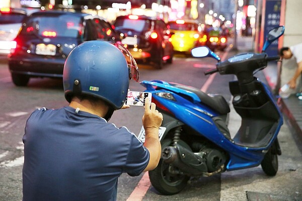 隨著智慧型手機普及,檢舉達人數量激增,更有檢舉達人一年檢舉量高達一五七八一件,平均一天四十多件;圖為檢舉違規車輛示意圖。記者曾原信/攝影