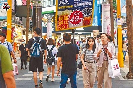 台灣勞工陣線提出基本工資穩定調漲、保障低薪勞工、解決青年貧窮、社會團結等4面向,呼籲應繼續調漲基本工資。圖為示意圖。(本報系資料照片)