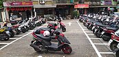 七堵後站重畫停車格　仍見機車違停亂象