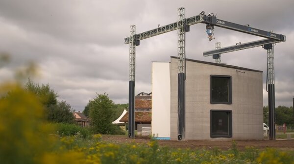 全球首座3D列印「雙層住宅」誕生於比利時。圖／截自YouTube頻道《Kamp C》