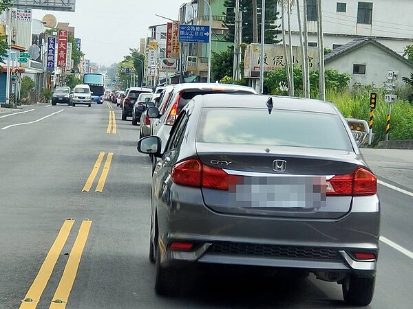 因值暑假且台東舉辦熱氣球嘉年華,台9線往鹿野高台進入池上鄉、關山鎮、鹿野鄉、卑南鄉的市區路段,就連平日也塞車。記者羅紹平/攝影