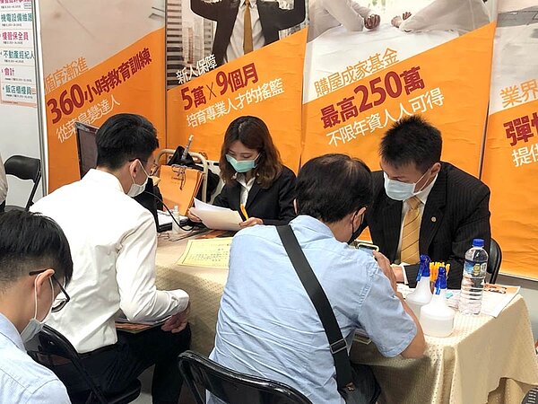 因疫情趨緩,永慶房屋今年首度前進就業博覽會,並推出「先到職再當兵」計畫。圖/永慶房產集團提供